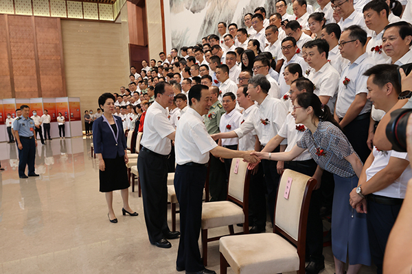 會(huì )前許達哲、毛偉明等省領(lǐng)導會(huì )見(jiàn)獲獎代表并一起合影留念.jpg
